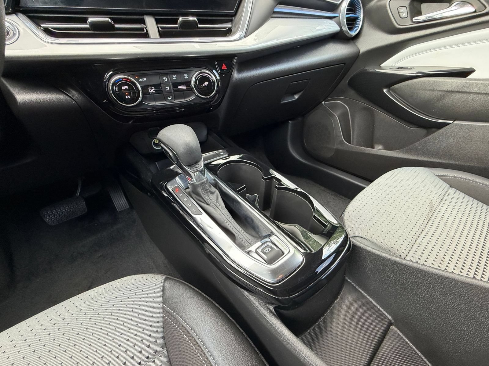 Used 2025 Chevrolet Trax LT FWD image 39
