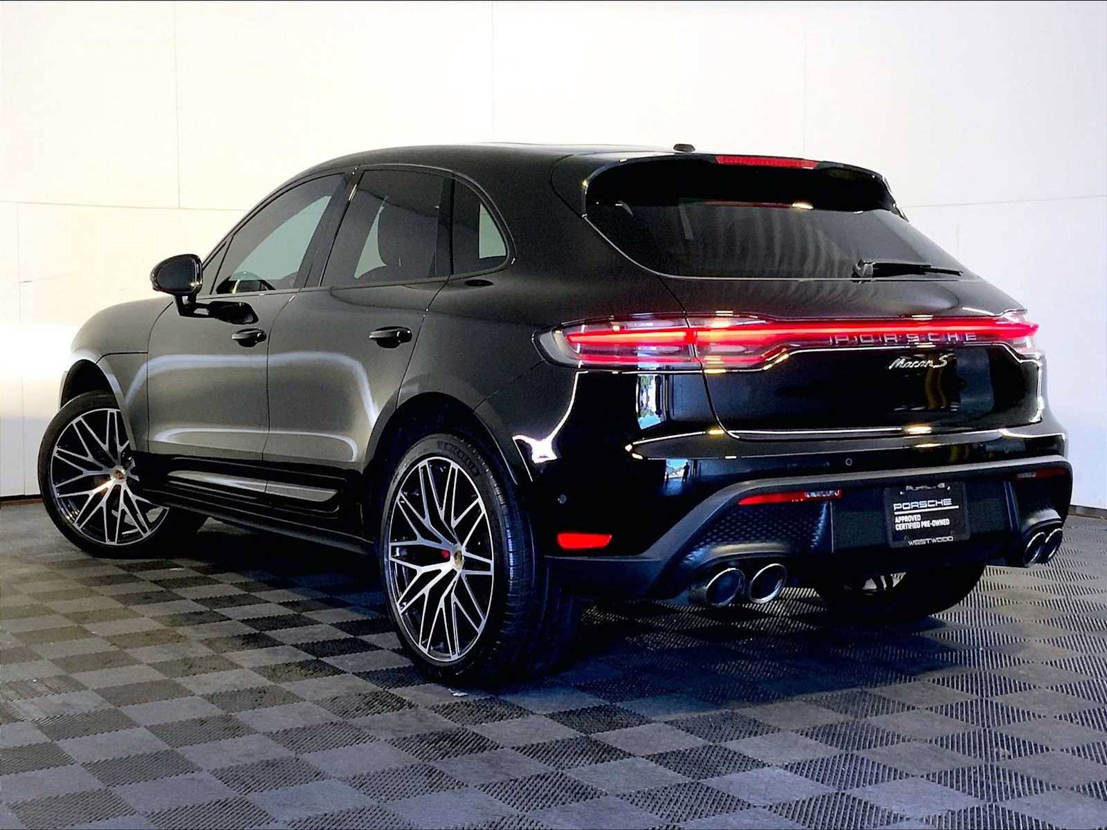 Certified 2022 Porsche Macan S AWD/4WD image 3