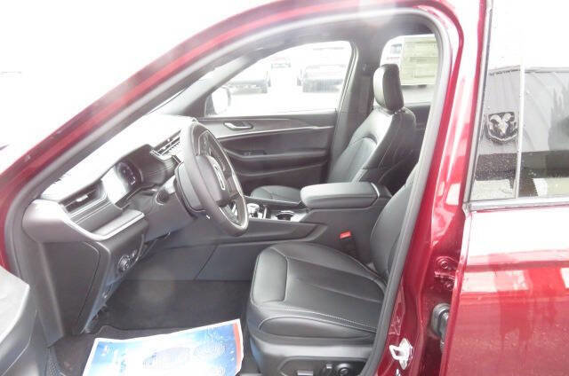 New 2025 Jeep Grand Cherokee L Limited w/ Trailer Tow Package image 16