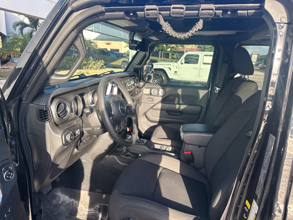 Used 2023 Jeep Wrangler Unlimited Sahara AWD/4WD image 9