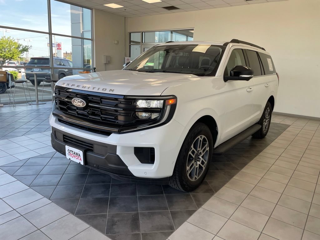 Used 2025 Ford Expedition Active AWD/4WD image 2