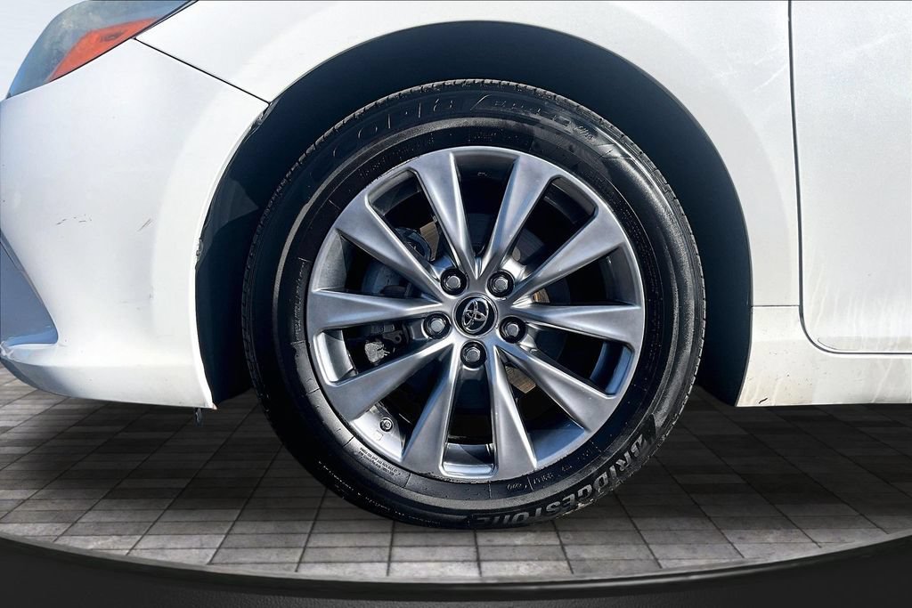Used 2015 Toyota Camry XLE w/ Moonroof Package FWD image 9
