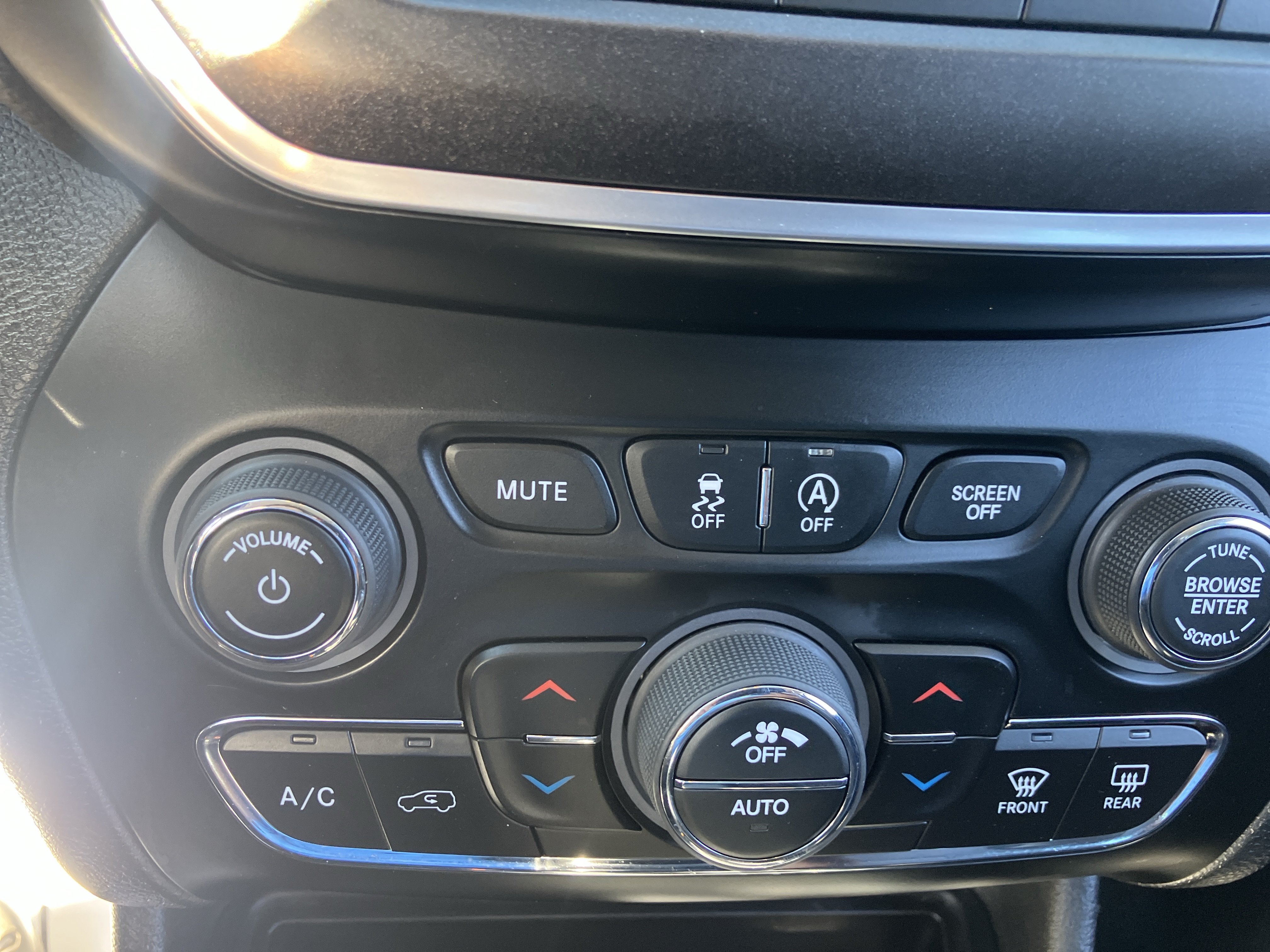 Used 2021 Jeep Cherokee Trailhawk AWD/4WD image 26