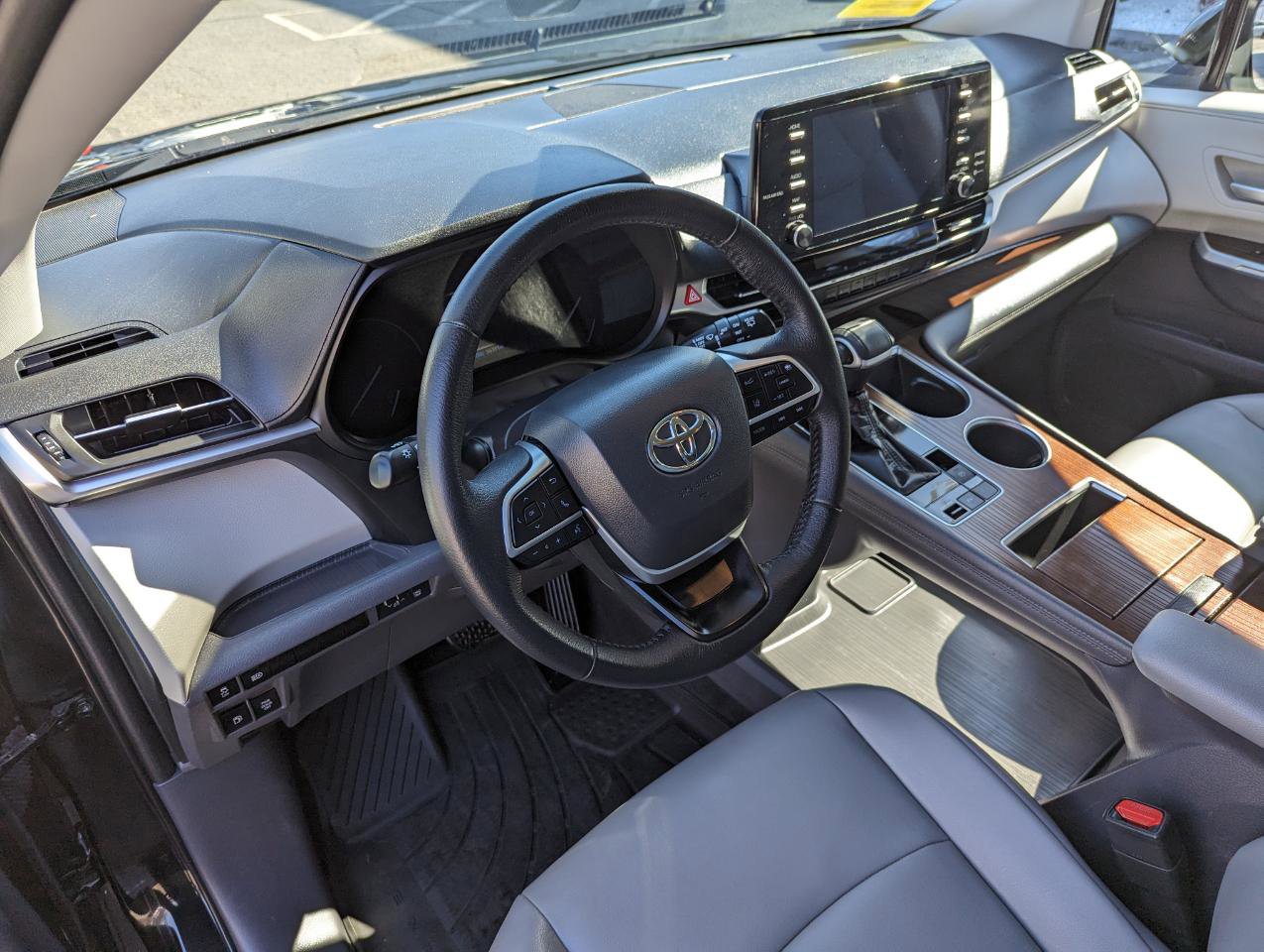 Used 2021 Toyota Sienna XLE image 13