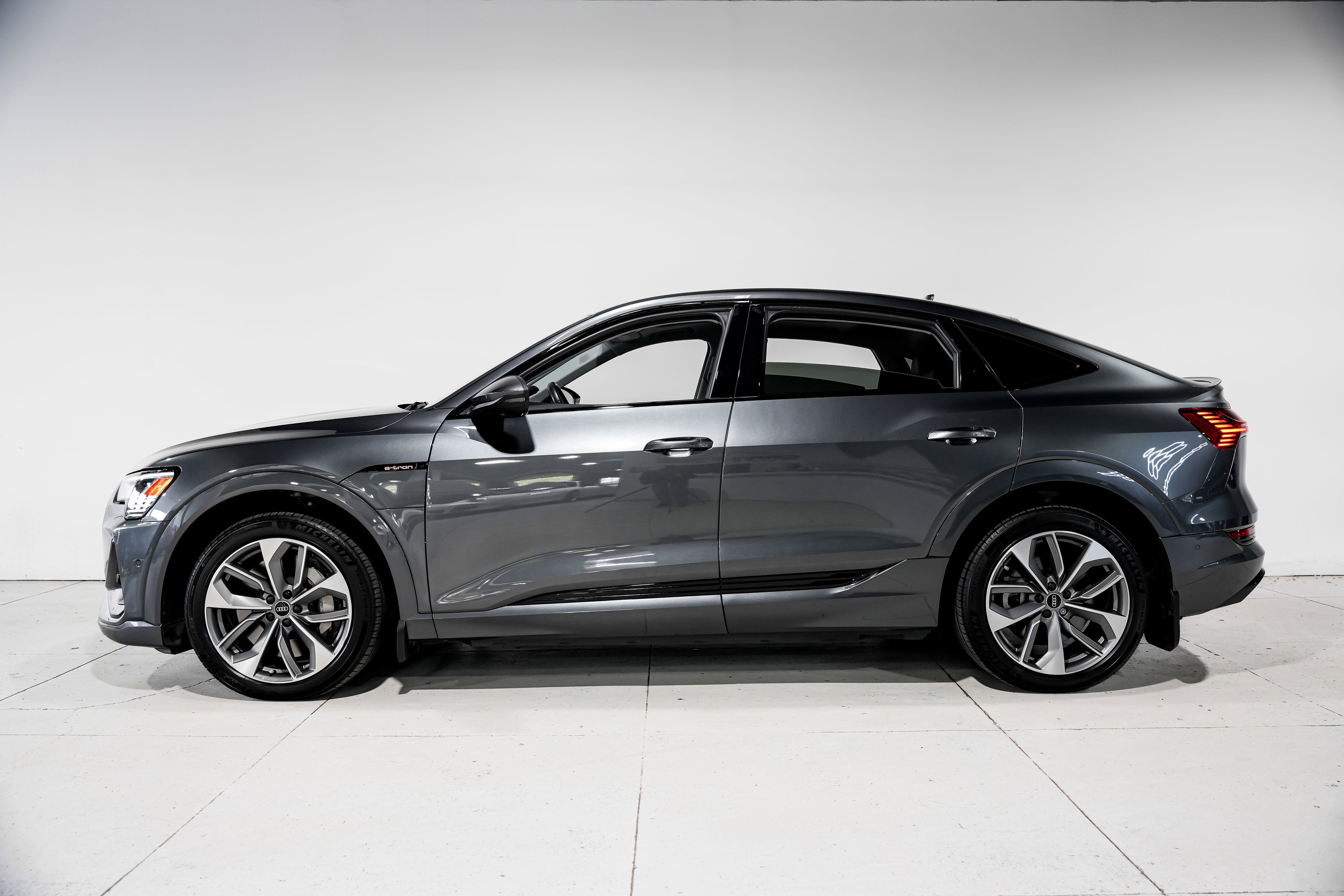 Used 2021 Audi e-tron Premium Plus w/ Premium Plus Package AWD/4WD image 7