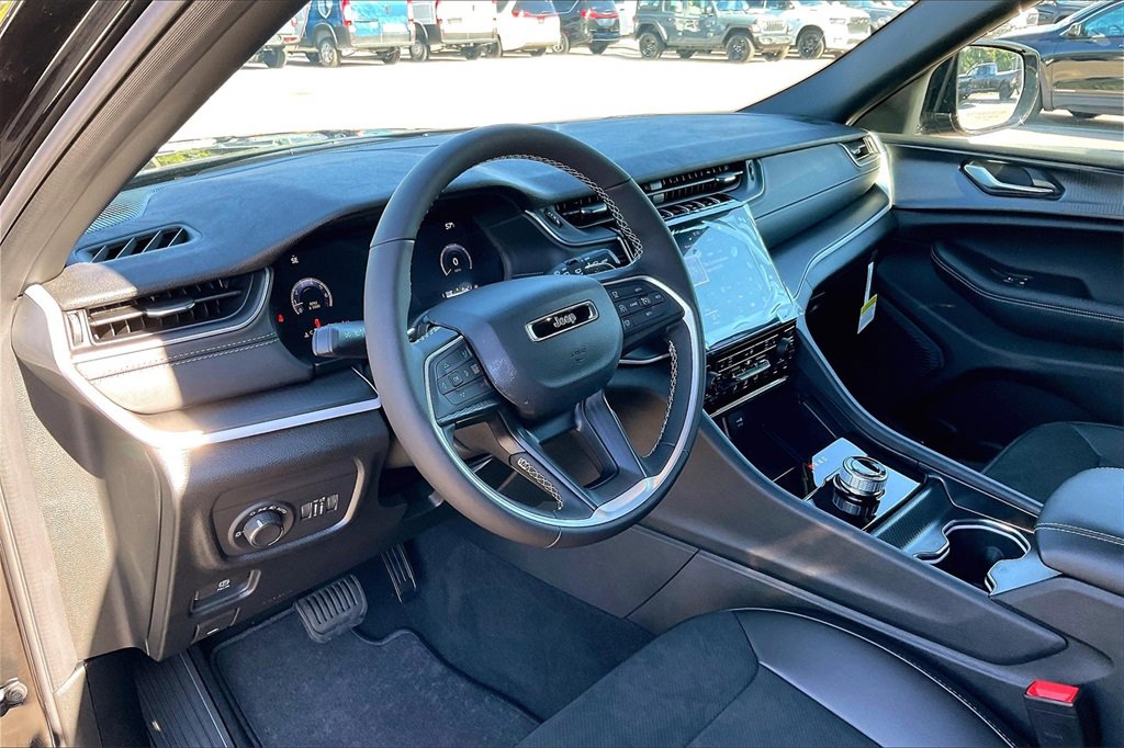 New 2025 Jeep Grand Cherokee Altitude image 6