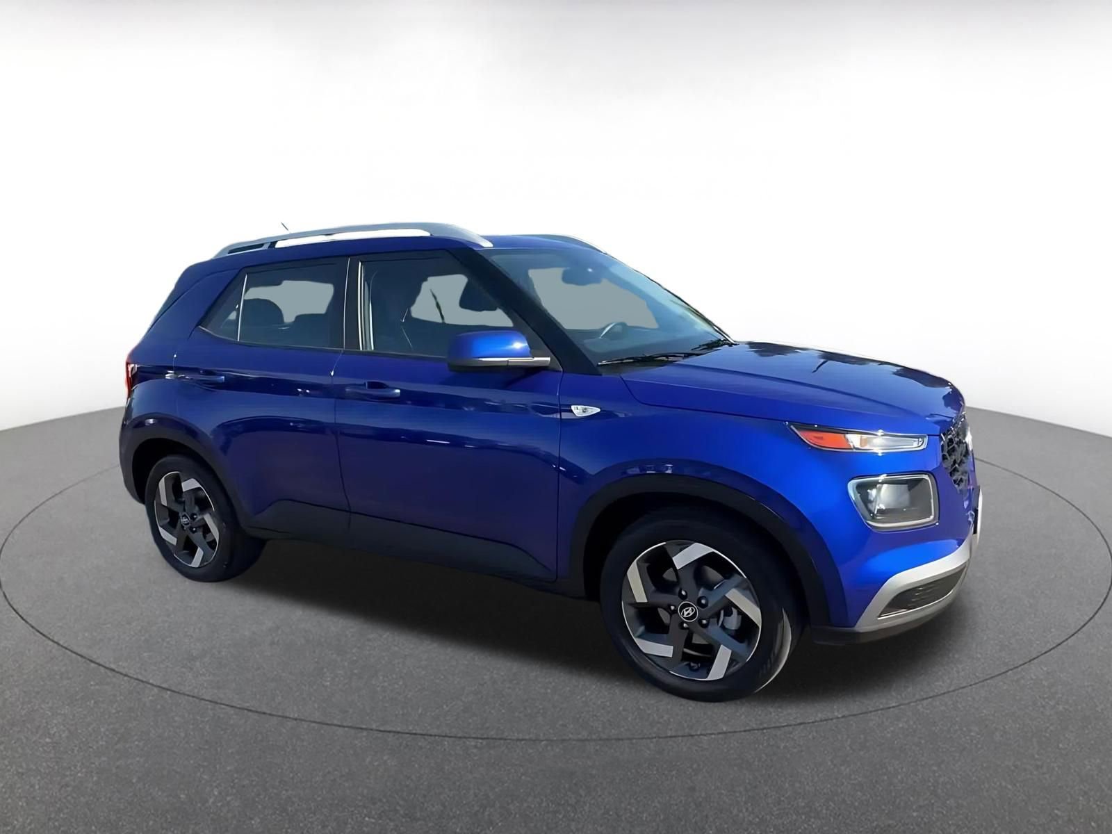 Used 2025 Hyundai Venue SEL image 2