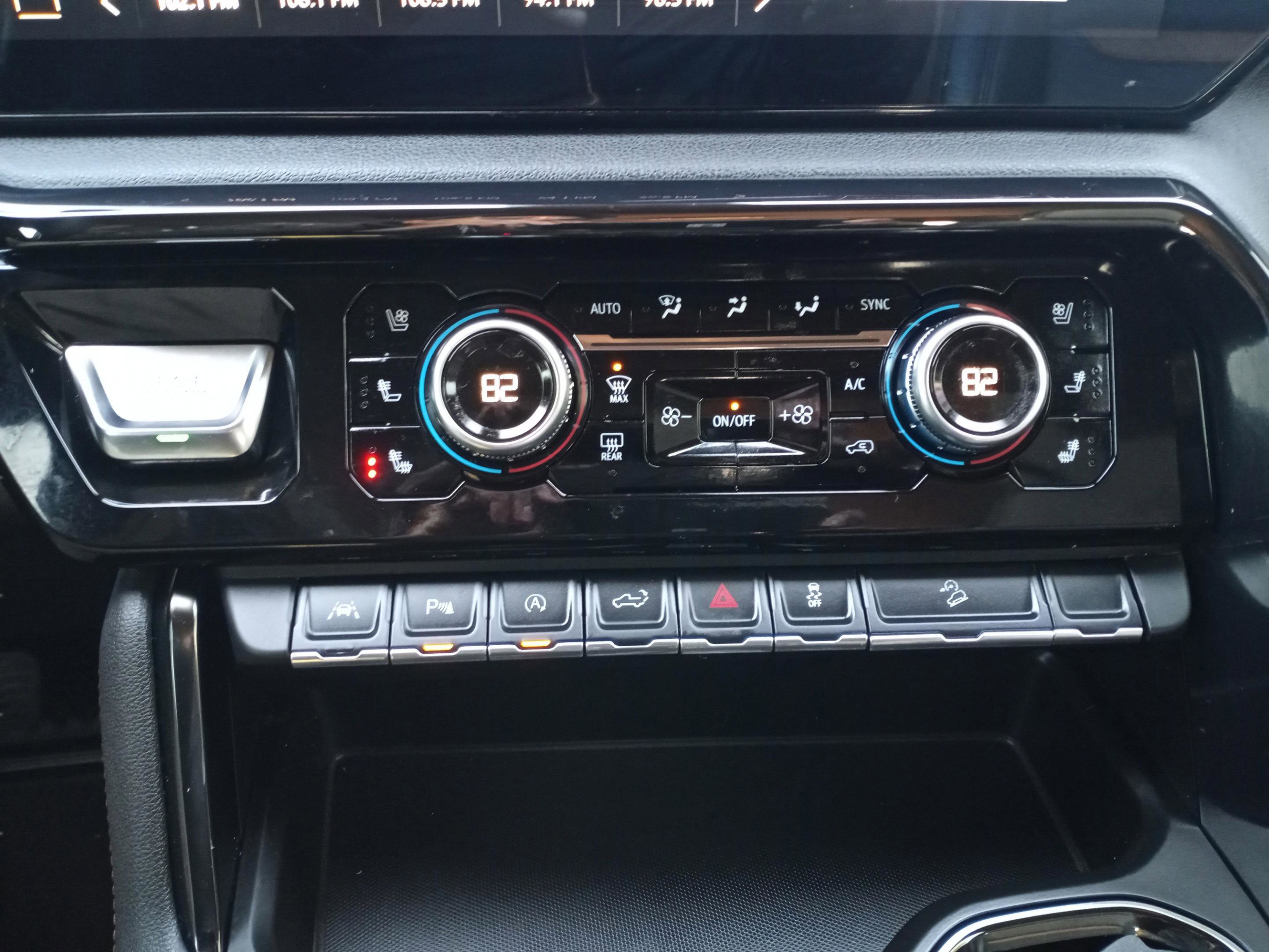 Used 2024 GMC Sierra 1500 AT4 w/ Technology Package image 18