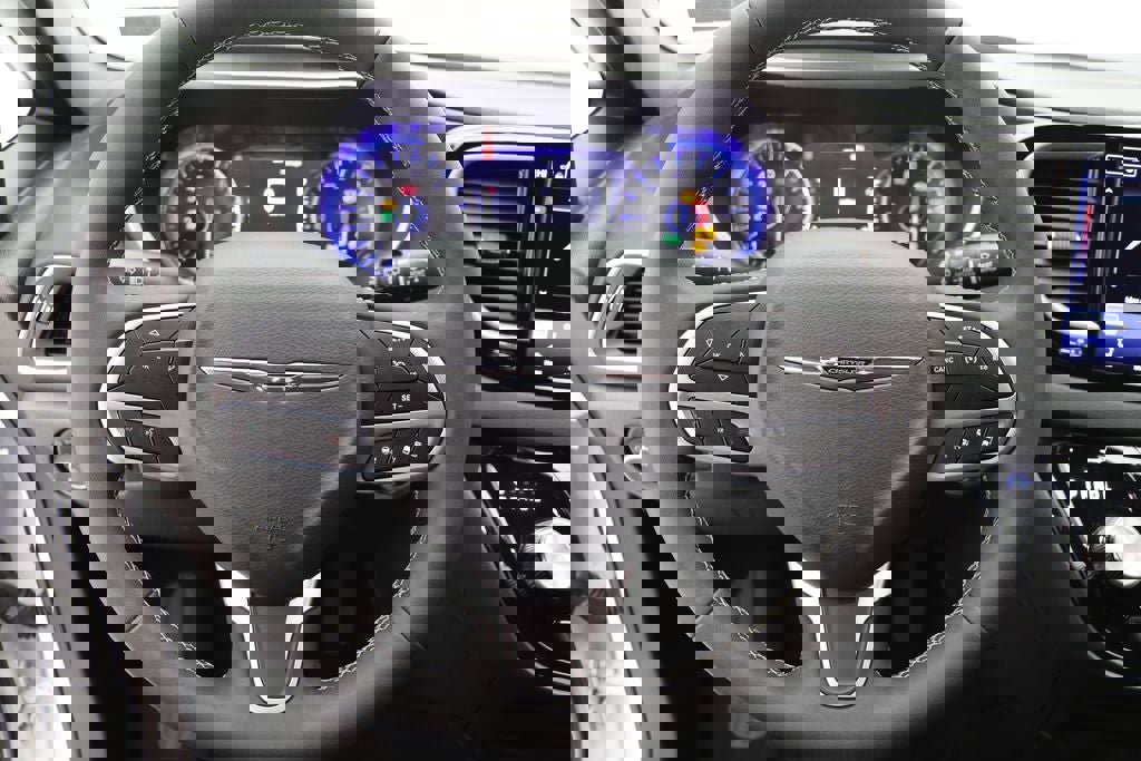 Used 2025 Chrysler Pacifica Select image 16