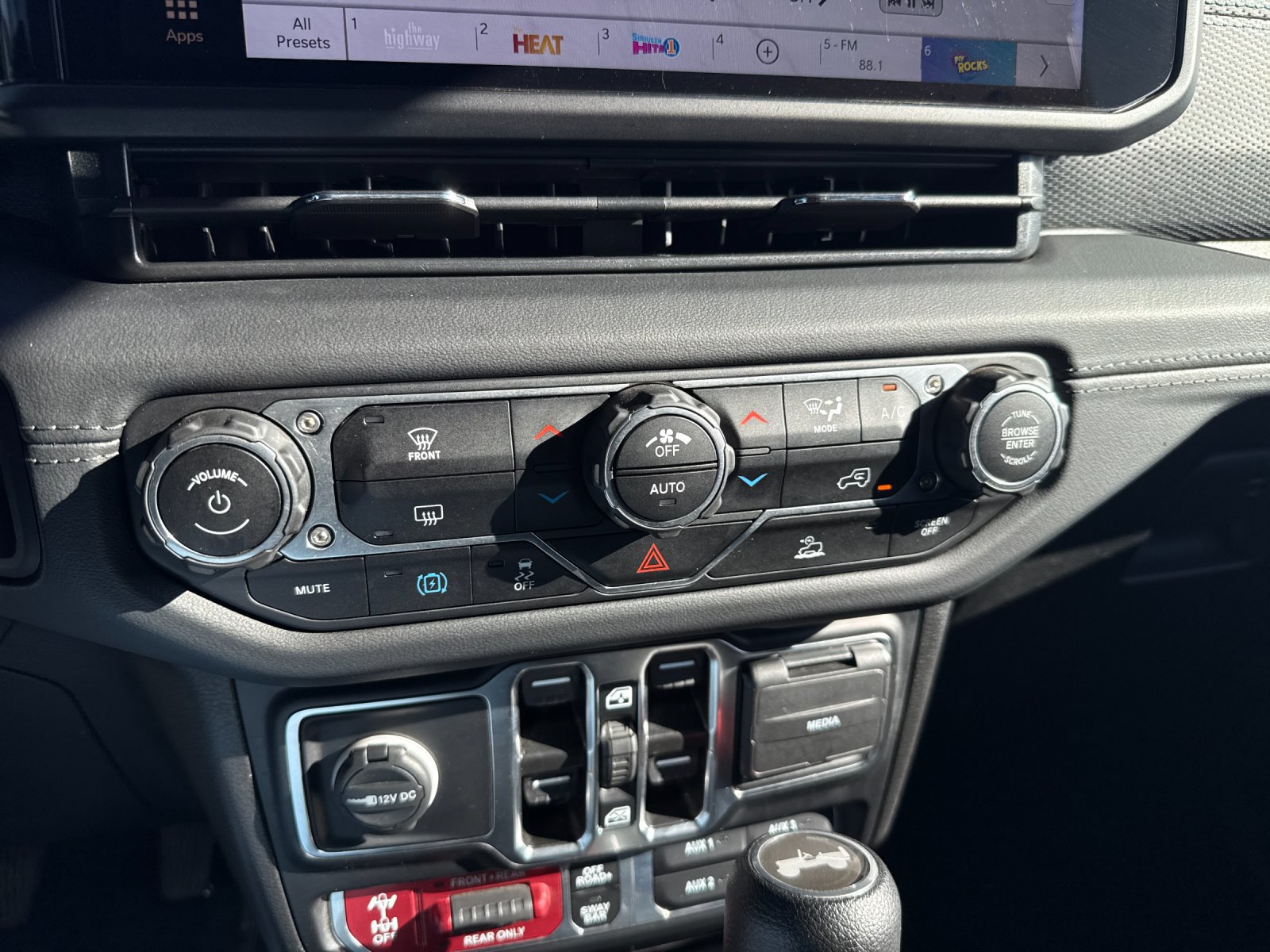 Used 2024 Jeep Wrangler Unlimited Rubicon 4xe AWD/4WD image 16