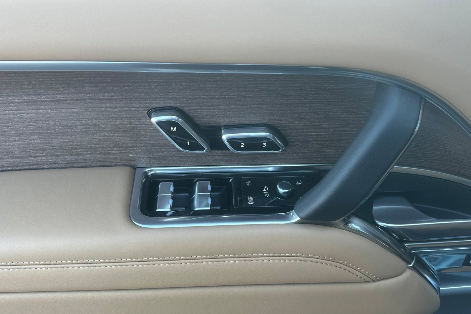 New 2026 Land Rover Range Rover SE image 14