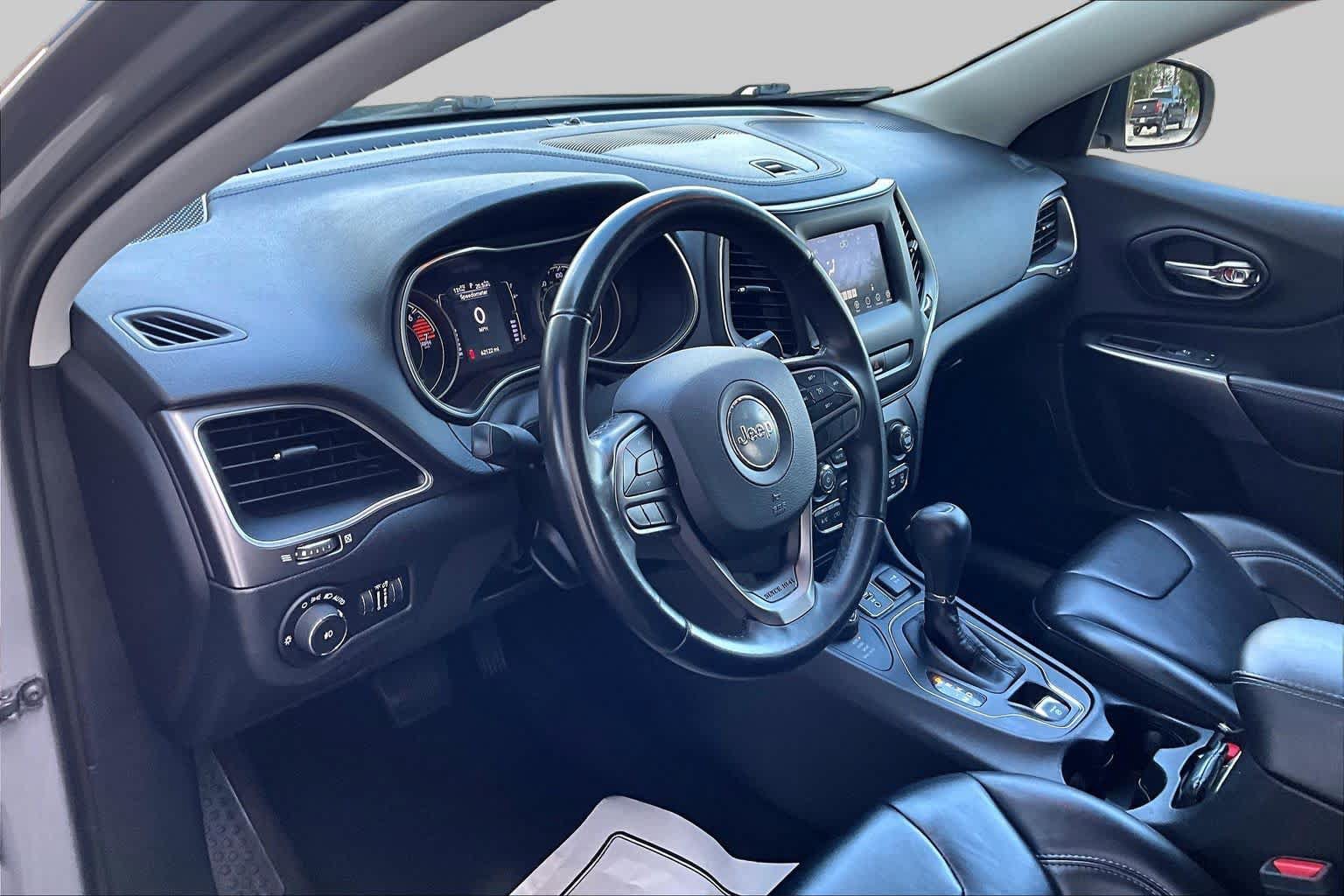 Used 2019 Jeep Cherokee Latitude Plus AWD/4WD image 17
