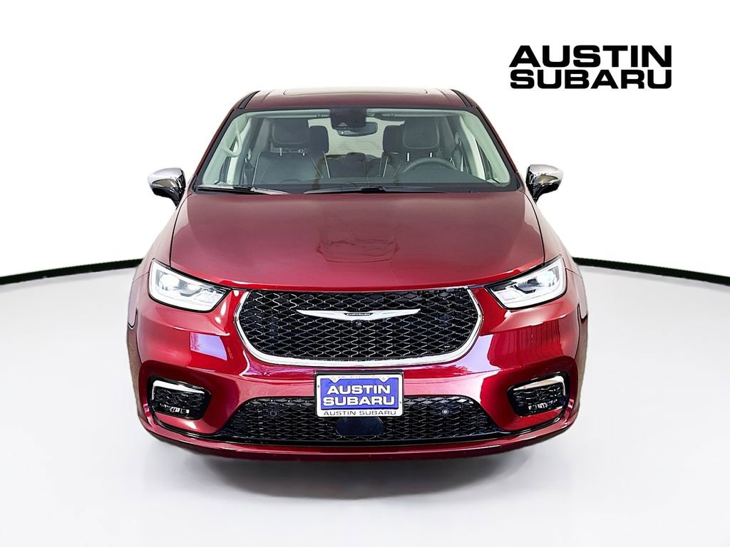 Used 2023 Chrysler Pacifica Limited image 2