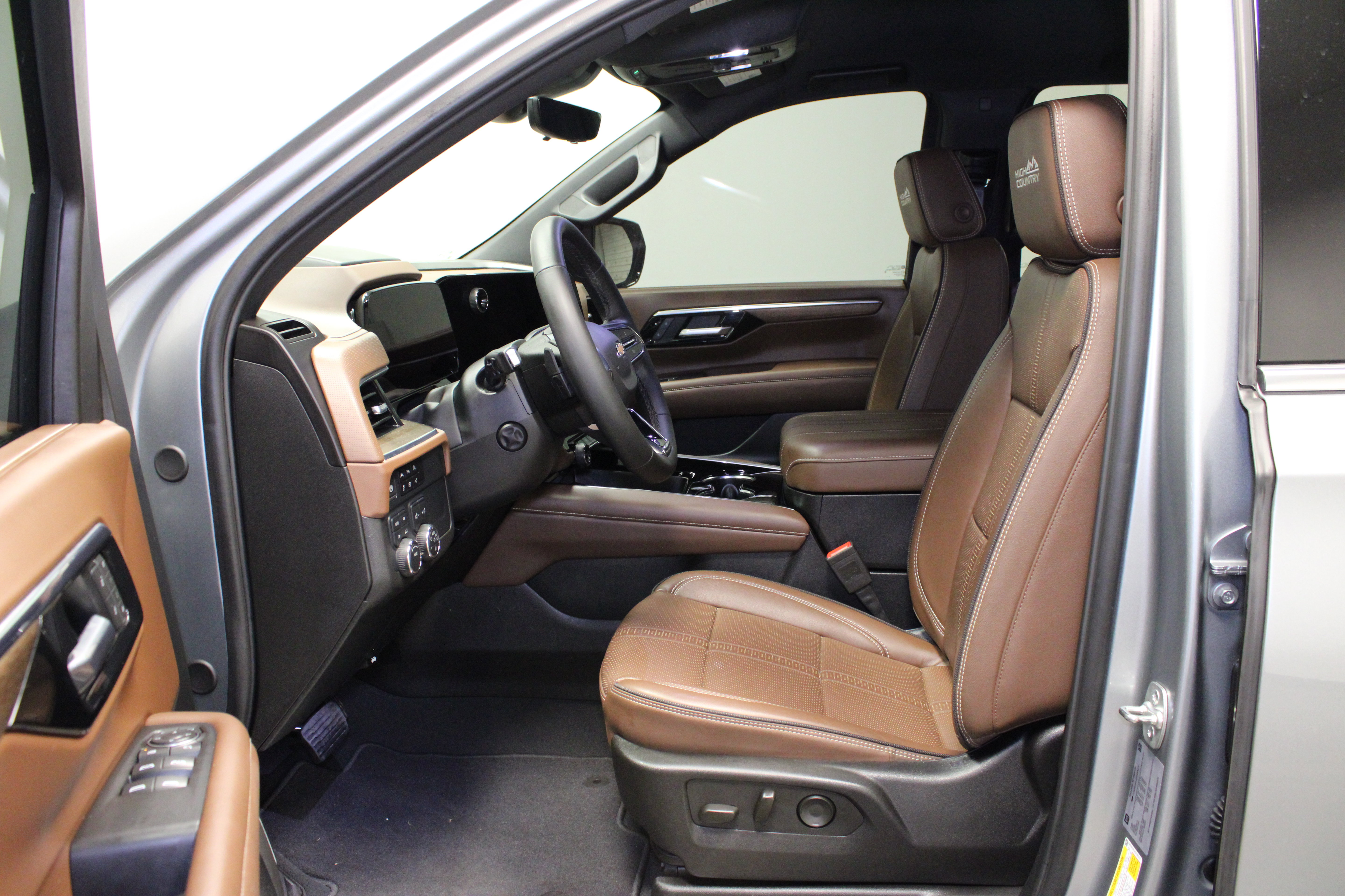 Used 2025 Chevrolet Suburban High Country AWD/4WD image 19
