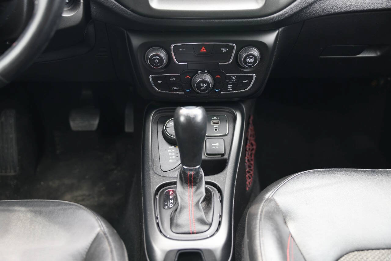 Used 2020 Jeep Compass Trailhawk AWD/4WD image 24