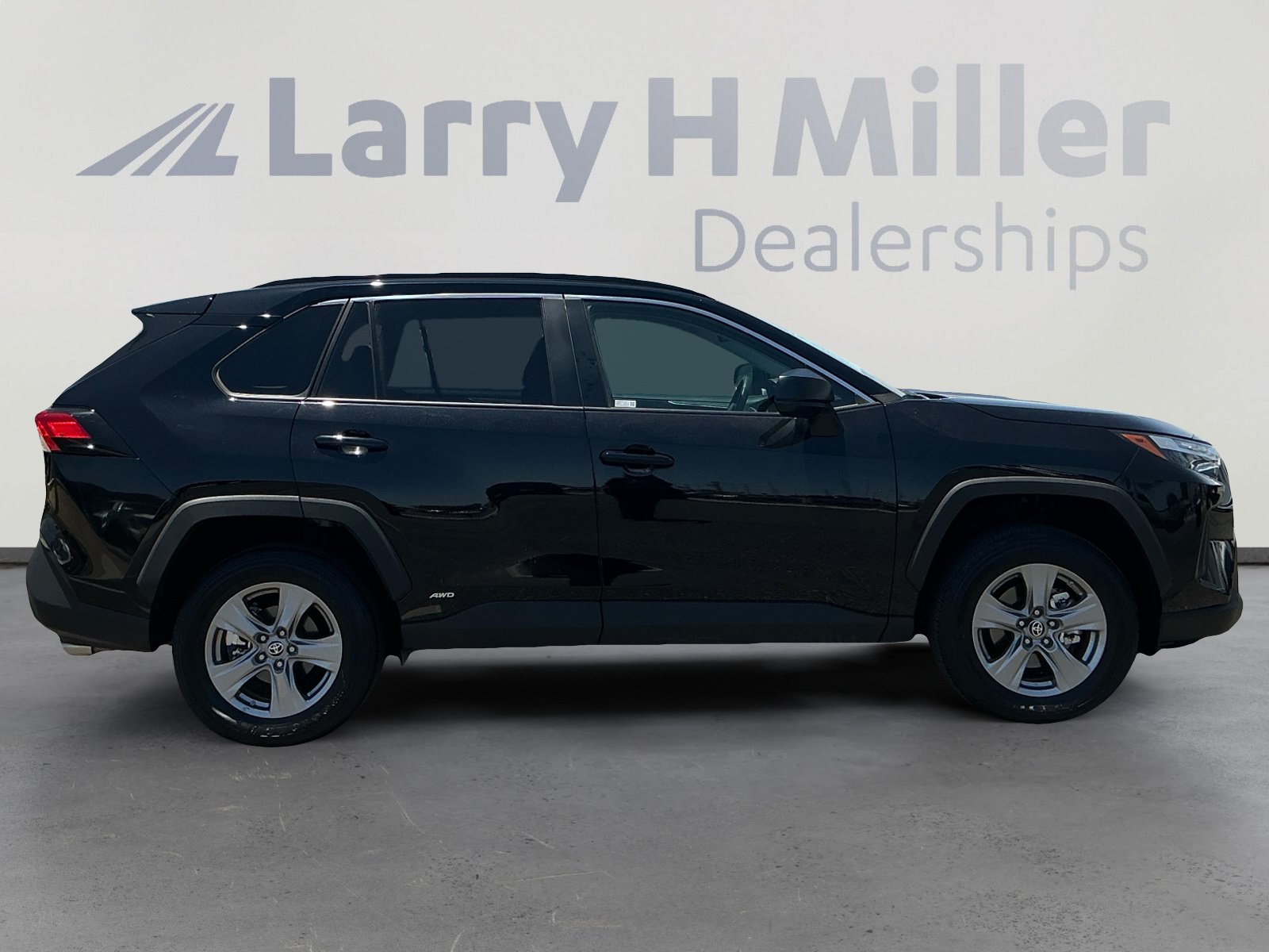 Used 2024 Toyota RAV4 LE AWD/4WD image 6