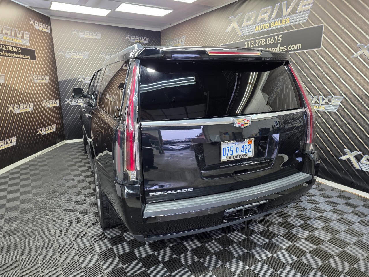 Used 2018 Cadillac Escalade ESV Luxury AWD/4WD image 13