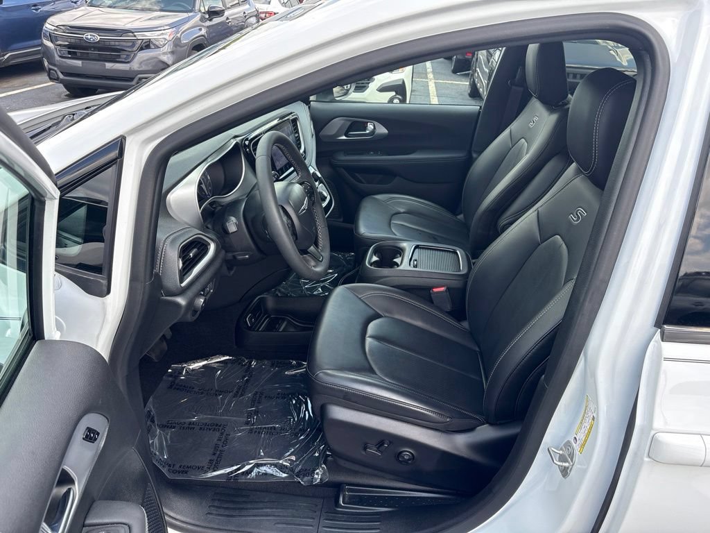 Used 2023 Chrysler Pacifica Touring-L w/ S Appearance Package AWD/4WD image 9