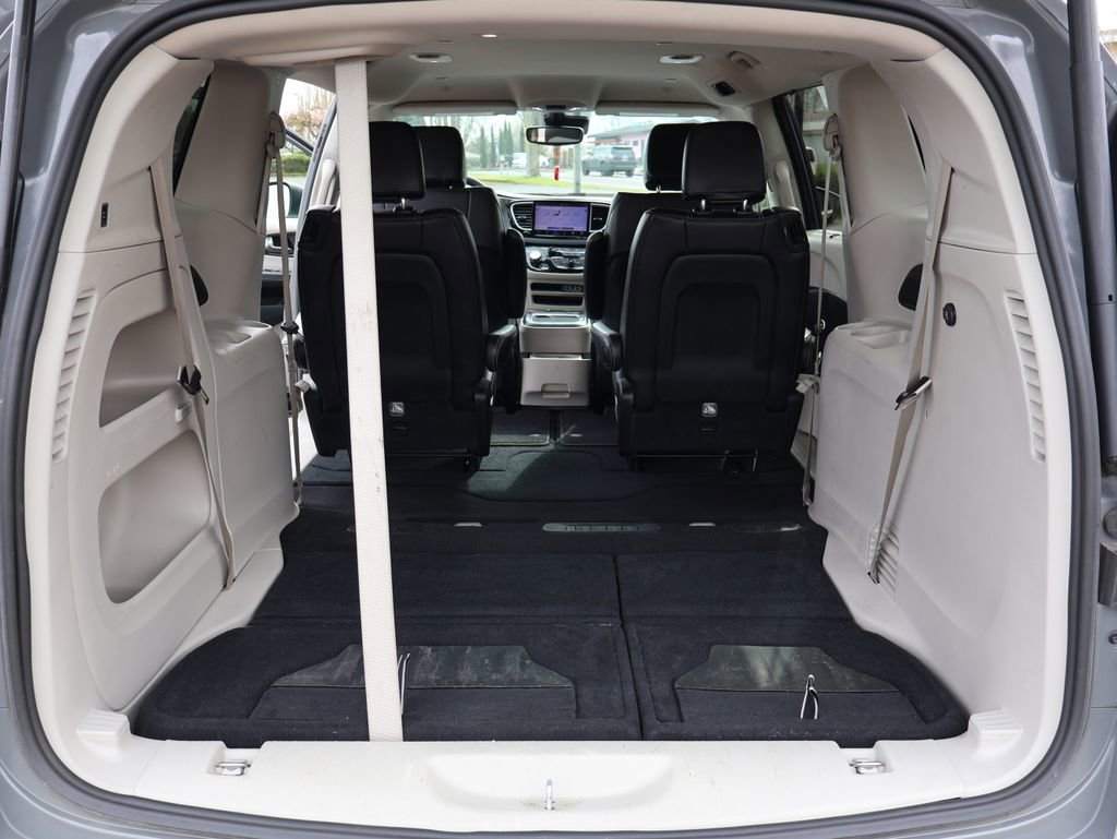 Used 2023 Chrysler Pacifica Touring-L image 33