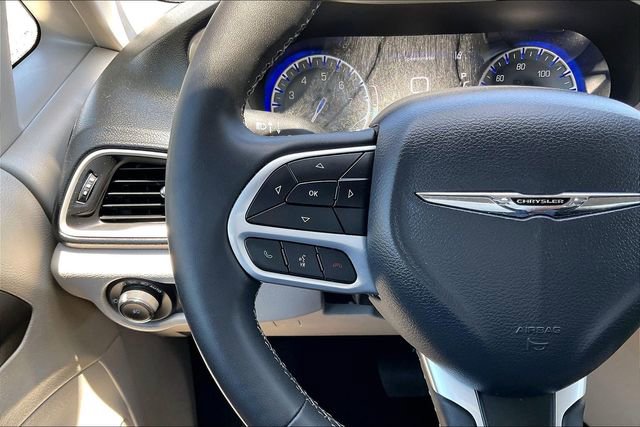 Used 2023 Chrysler Pacifica Touring-L FWD image 18