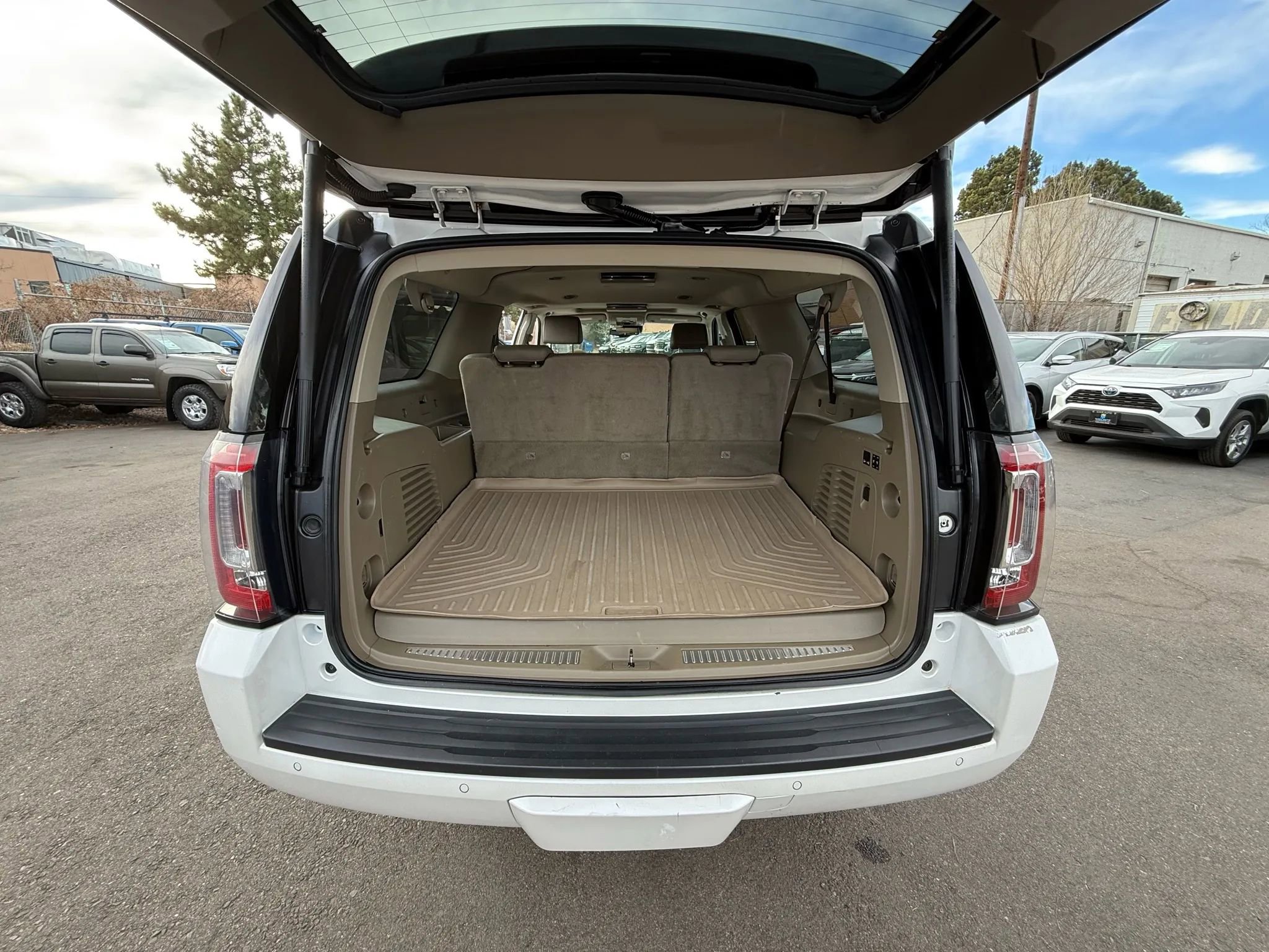 Used 2017 GMC Yukon XL SLT w/ Open Road Package image 17