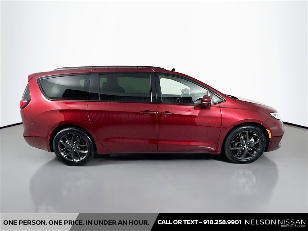 Used 2022 Chrysler Pacifica Limited w/ Uconnect Theater Family Group image 4