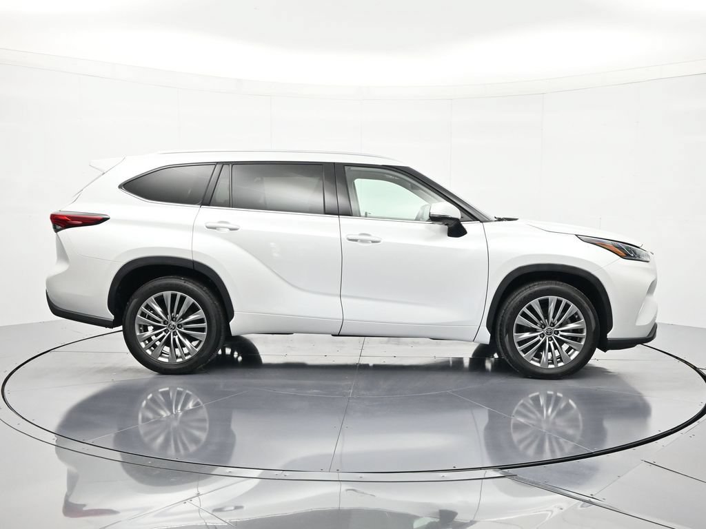 Used 2022 Toyota Highlander Platinum FWD image 4