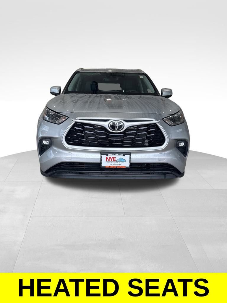 Used 2025 Toyota Highlander AWD image 6