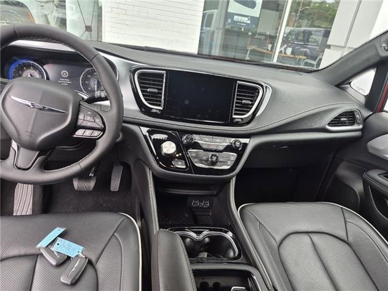 Used 2025 Chrysler Pacifica Limited FWD image 5