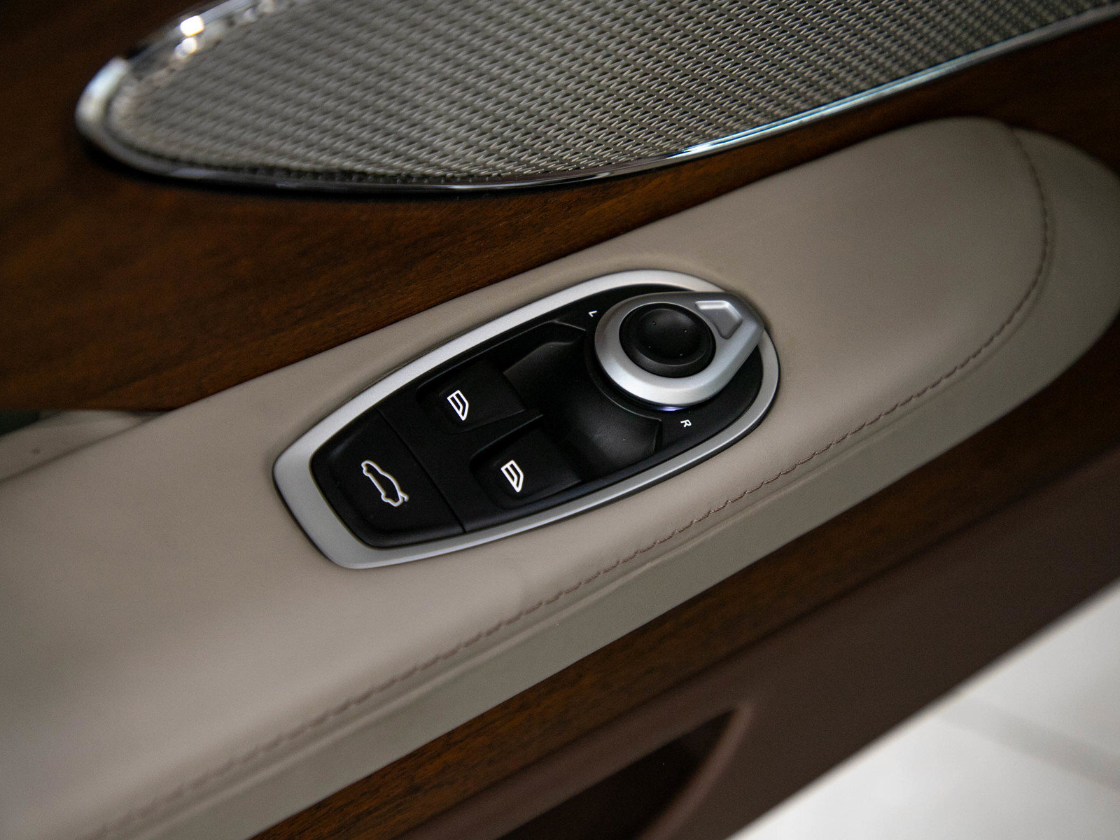 Used 2025 Aston Martin DB12 Coupe RWD image 14