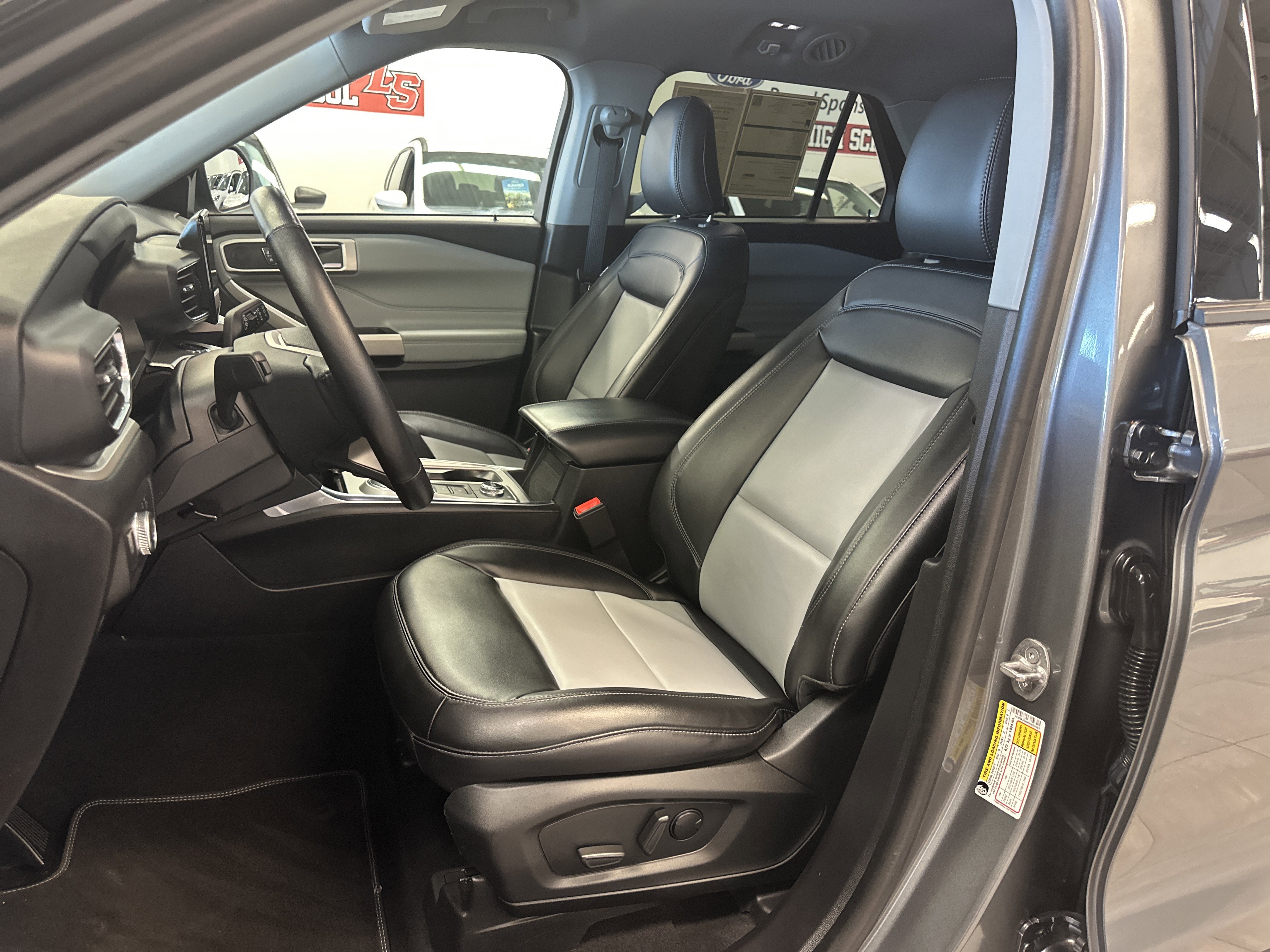 Certified 2022 Ford Explorer XLT w/ Equipment Group 202A image 4