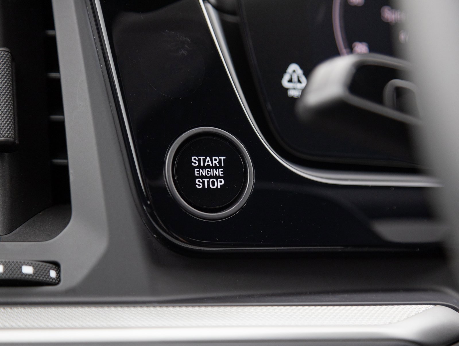 Used 2025 Porsche Cayenne S image 17