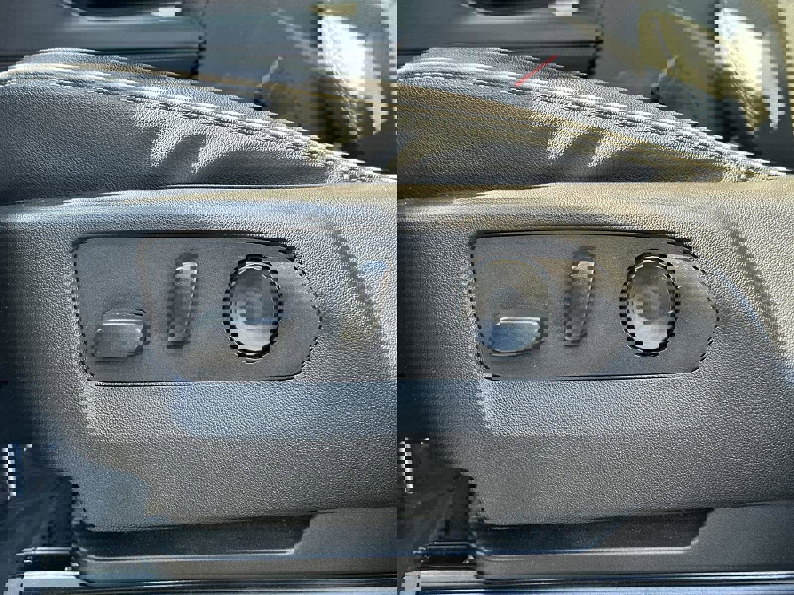 Used 2022 GMC Yukon XL SLT w/ SLT Luxury Package image 23