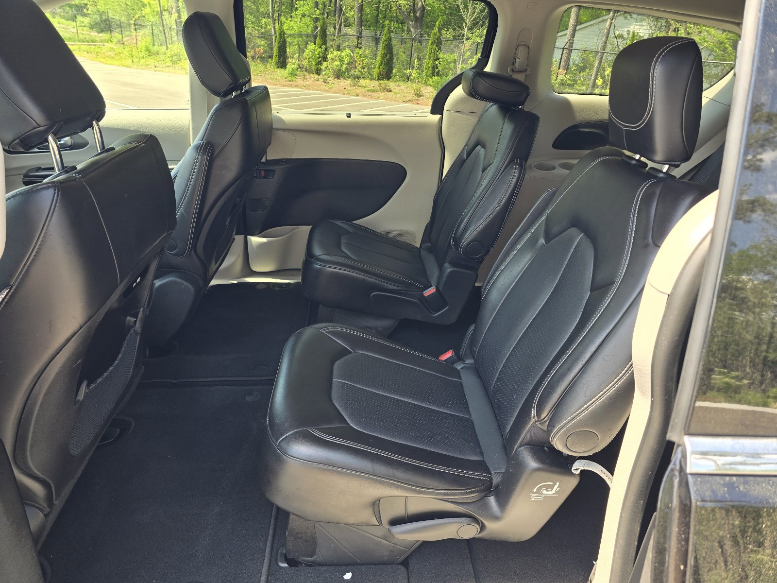 Used 2024 Chrysler Pacifica Touring-L FWD image 11