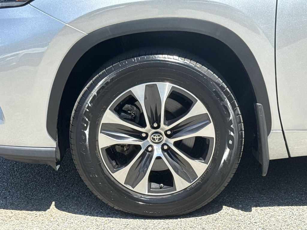 Used 2021 Toyota Highlander XLE AWD/4WD image 19