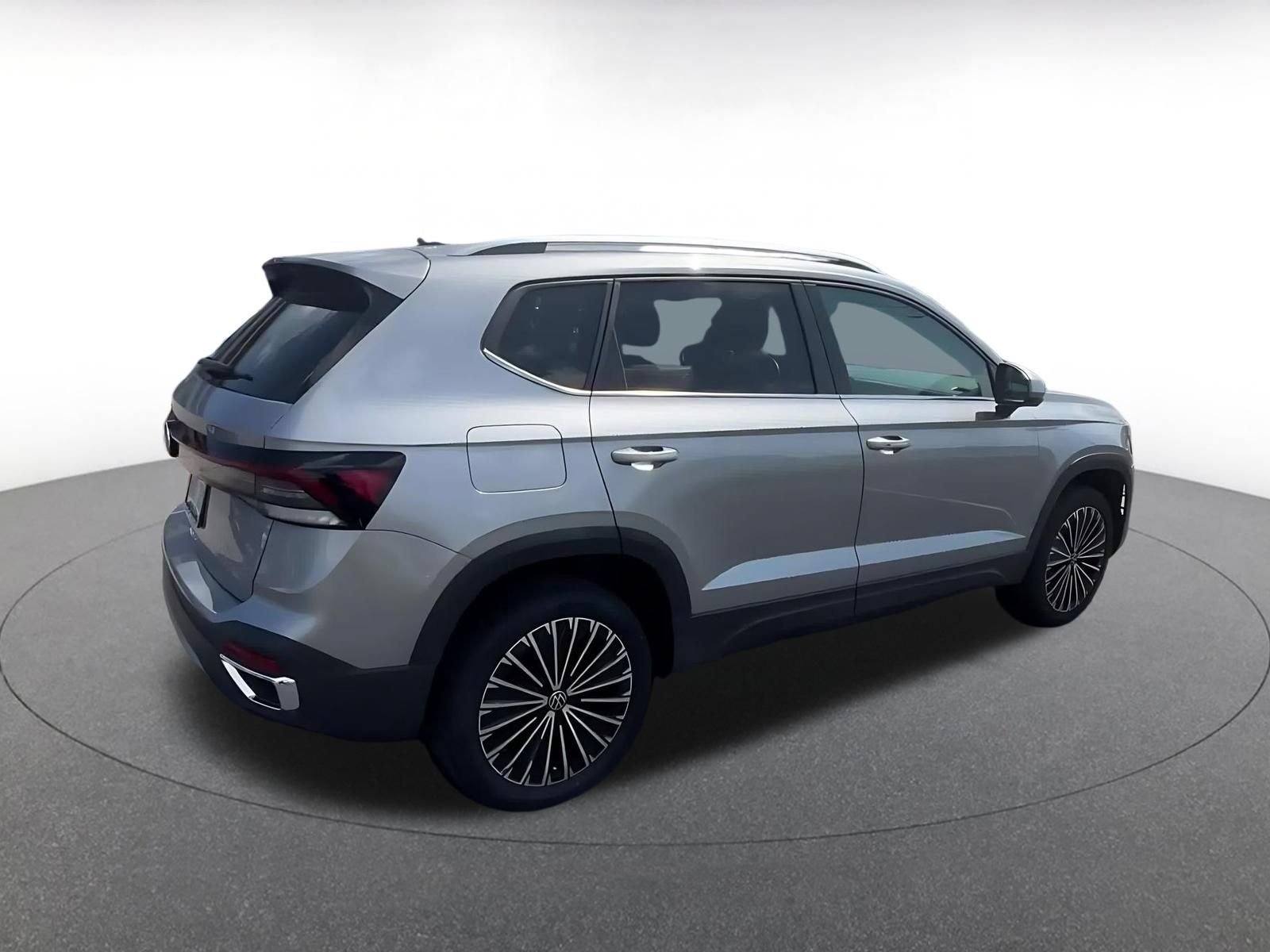 Used 2025 Volkswagen Taos SE FWD image 14