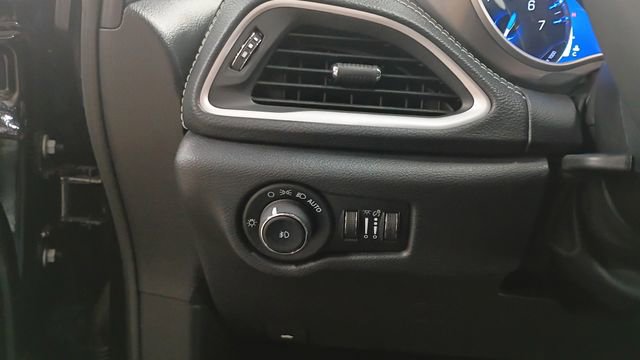 Used 2025 Chrysler Pacifica Select image 11