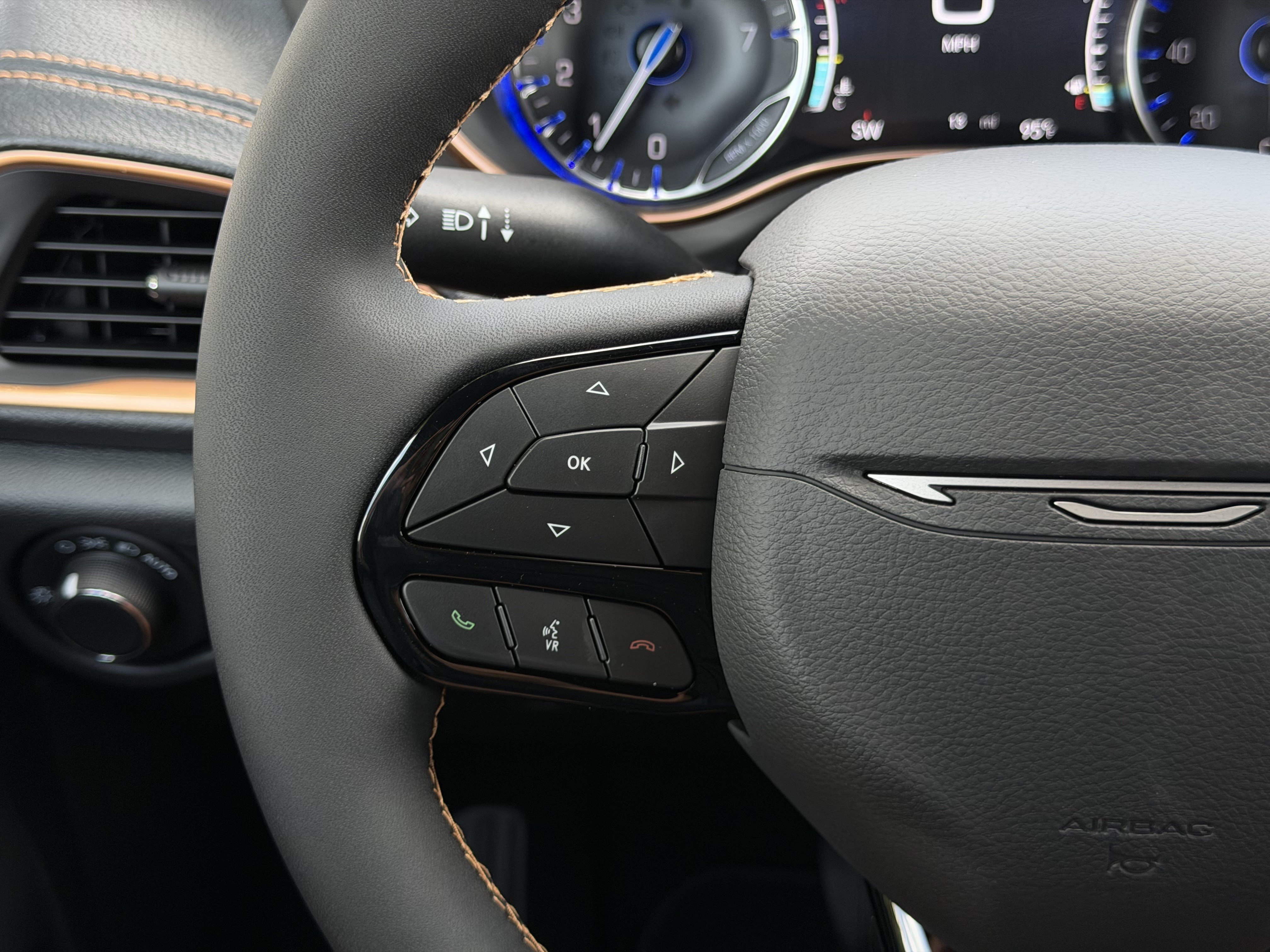New 2027 Chrysler Pacifica Pinnacle w/ Theater Group FWD image 18