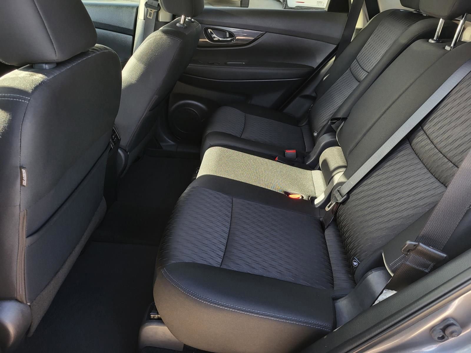 Used 2018 Nissan Rogue SV w/ Premium Package image 14