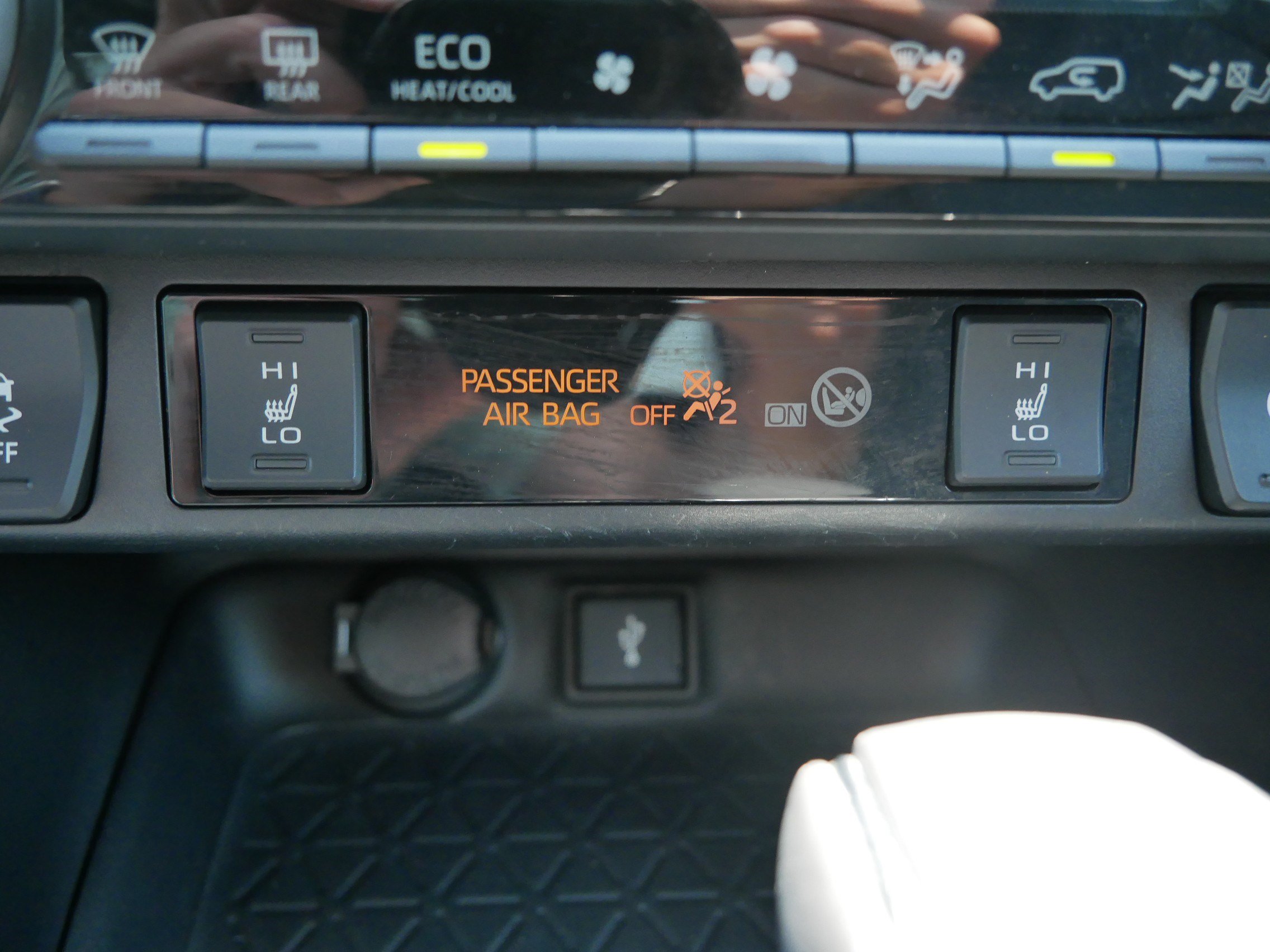 Used 2021 Toyota RAV4 XLE Premium AWD/4WD image 28