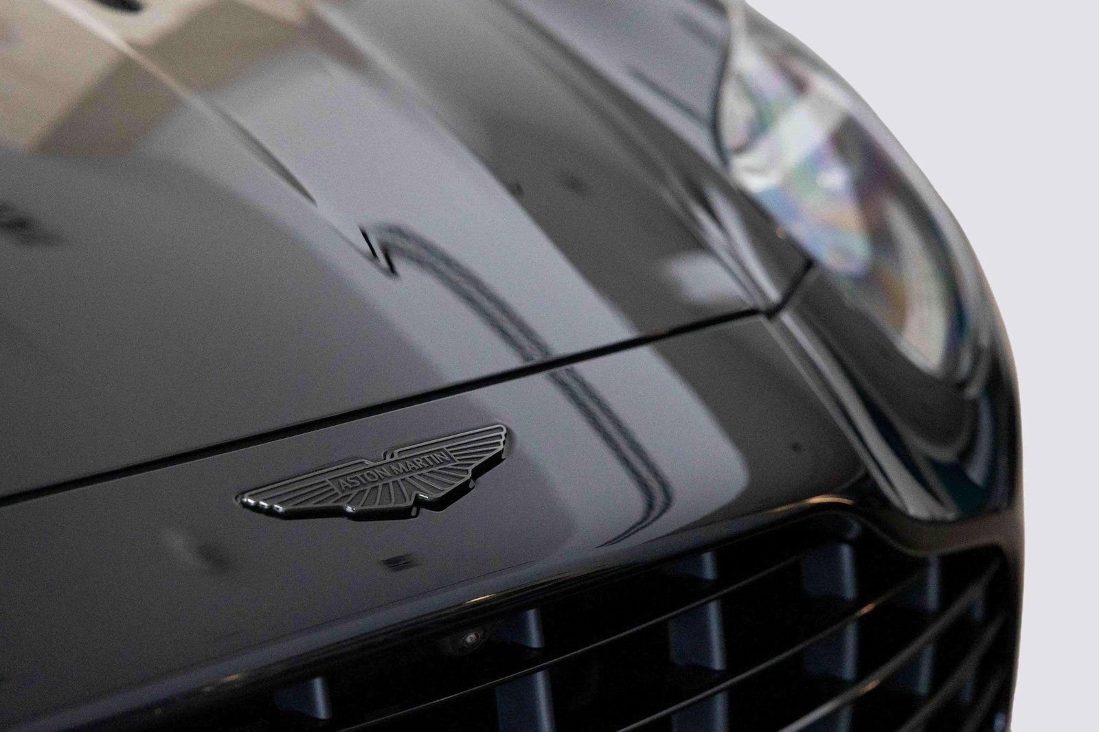 Used 2025 Aston Martin DB12 Coupe RWD image 38