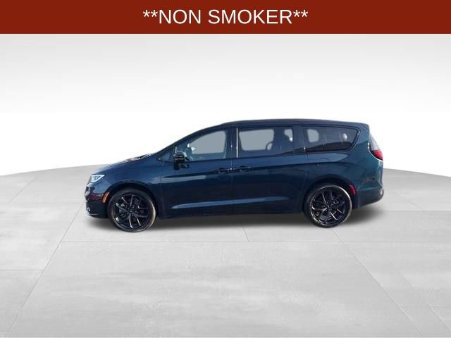 Used 2023 Chrysler Pacifica Limited w/ Uconnect Theater Family Group image 4