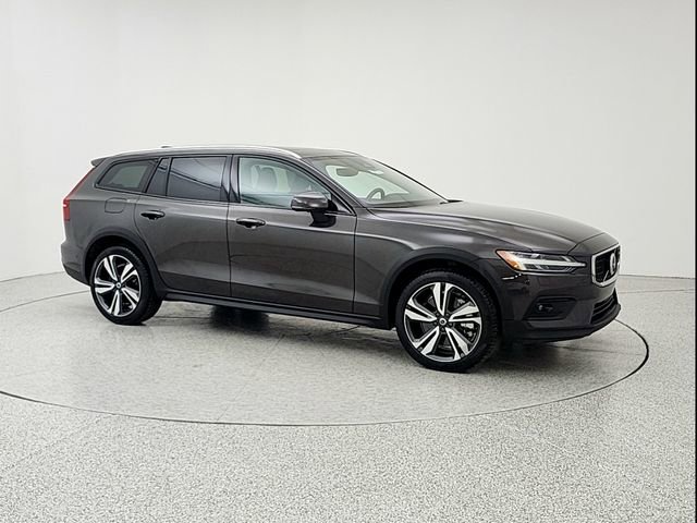 Used 2025 Volvo V60 B5 Cross Country Plus AWD/4WD image 3
