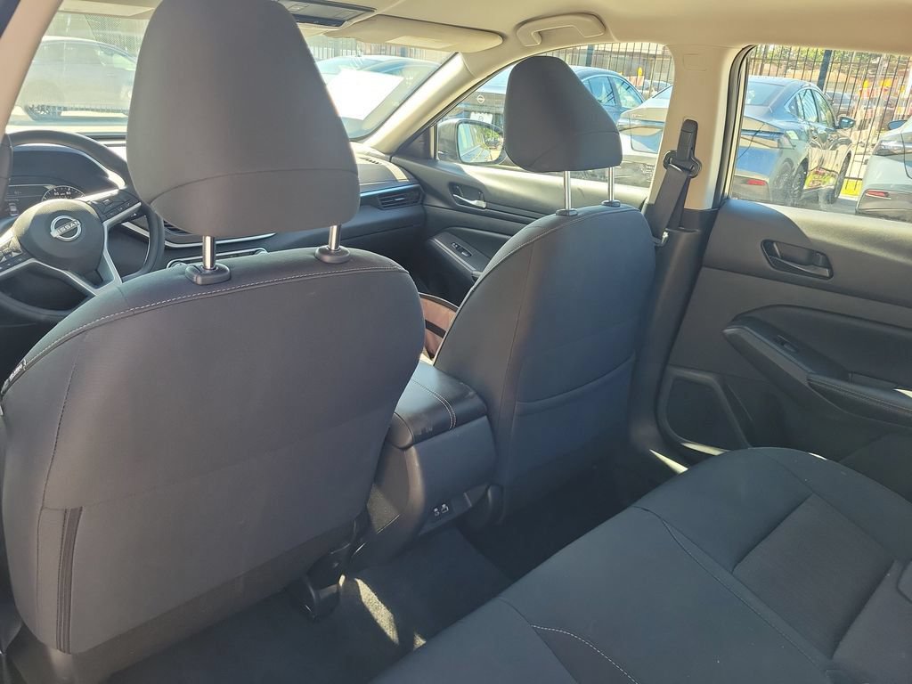 Used 2025 Nissan Altima 2.5 SV FWD image 9