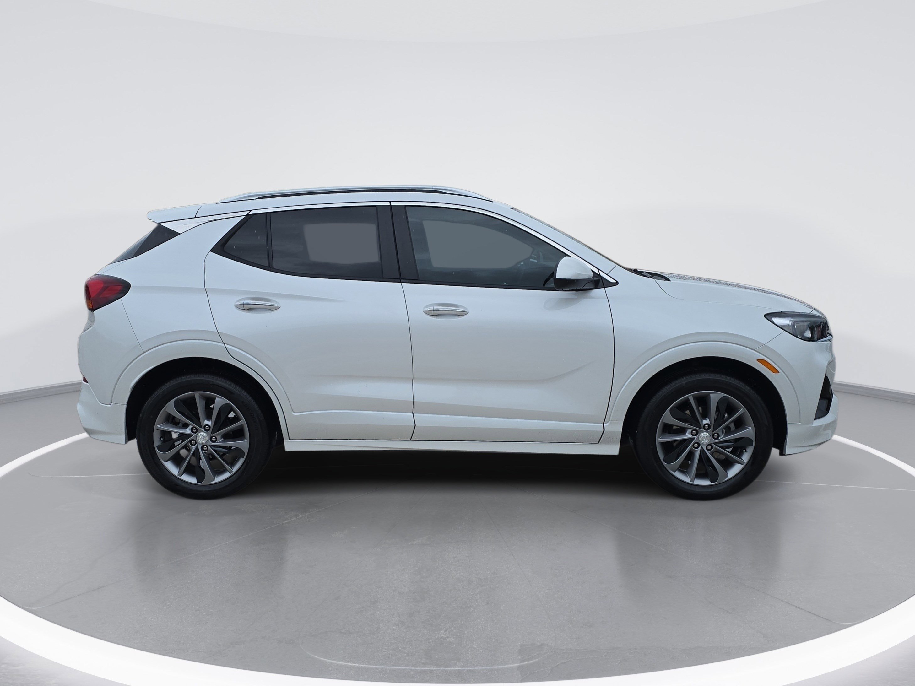 Used 2023 Buick Encore GX Select w/ Sport Touring Package FWD image 2