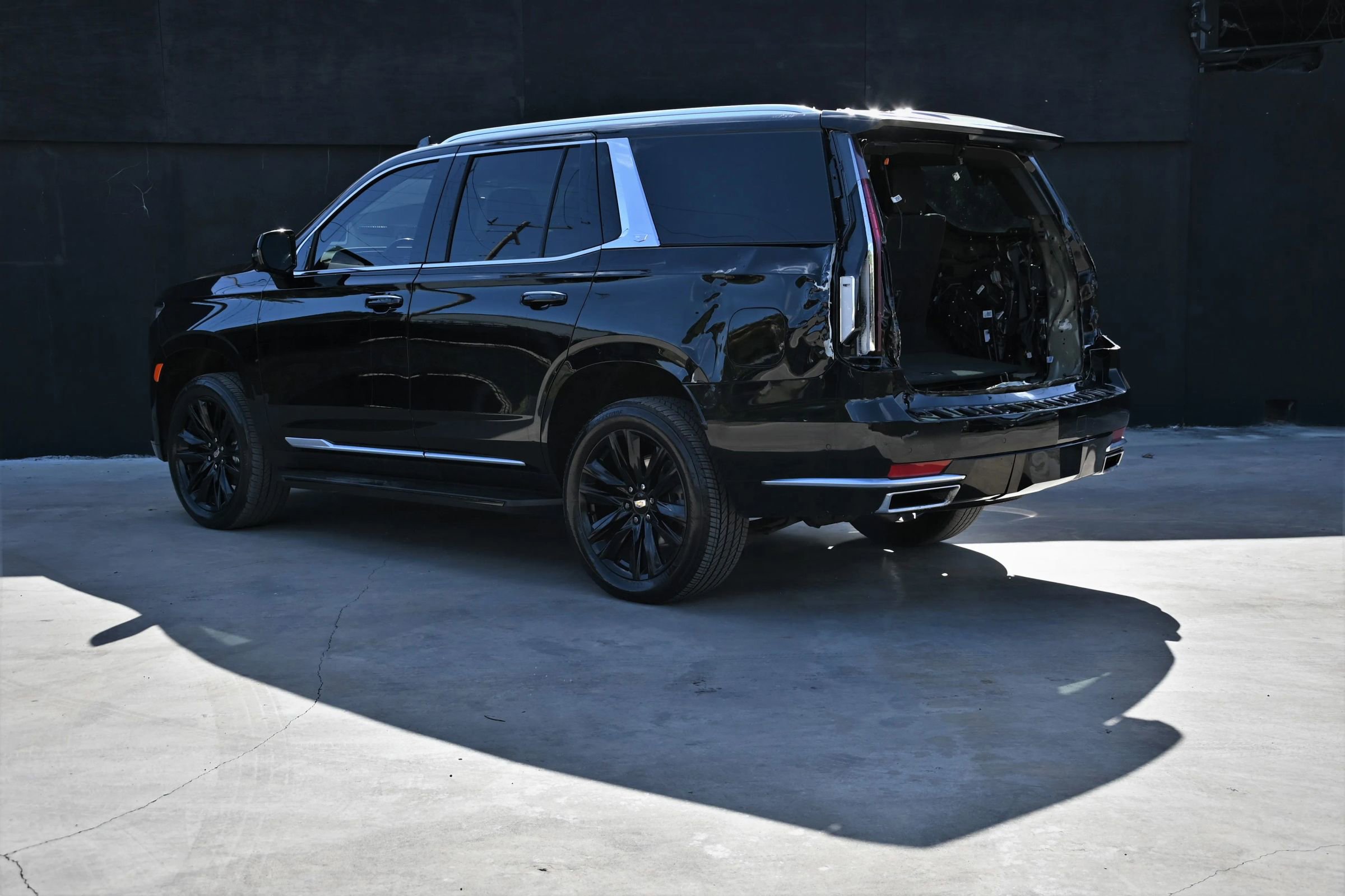 Used 2023 Cadillac Escalade Premium Luxury RWD image 4