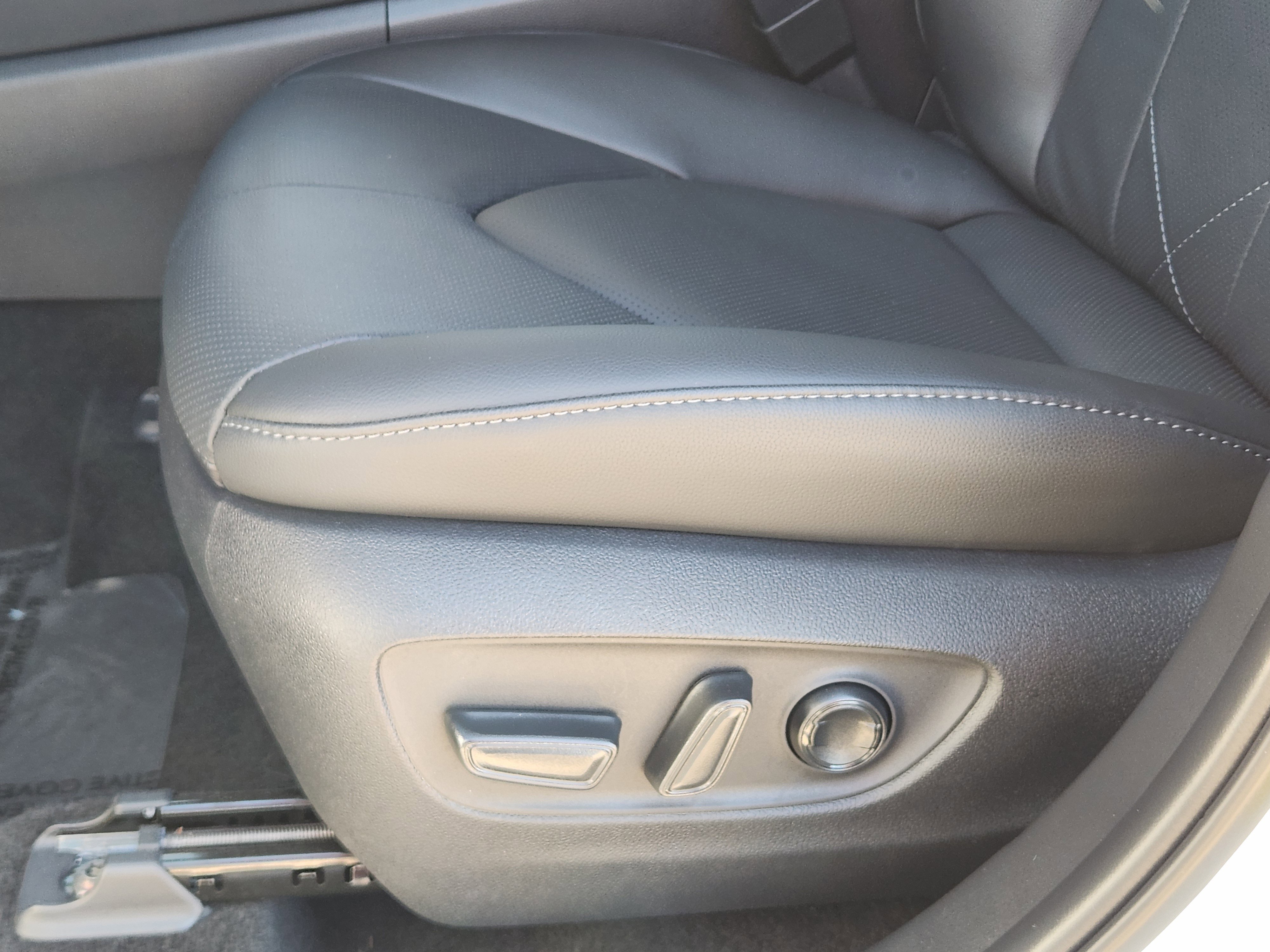 Used 2025 Toyota Highlander Platinum image 34