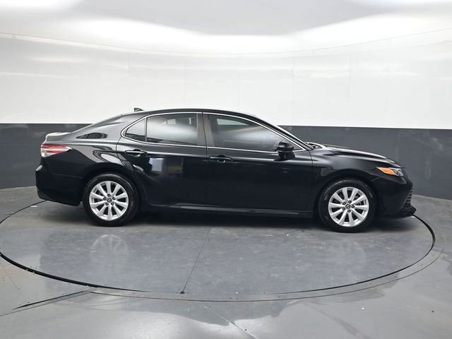 Used 2020 Toyota Camry LE image 3