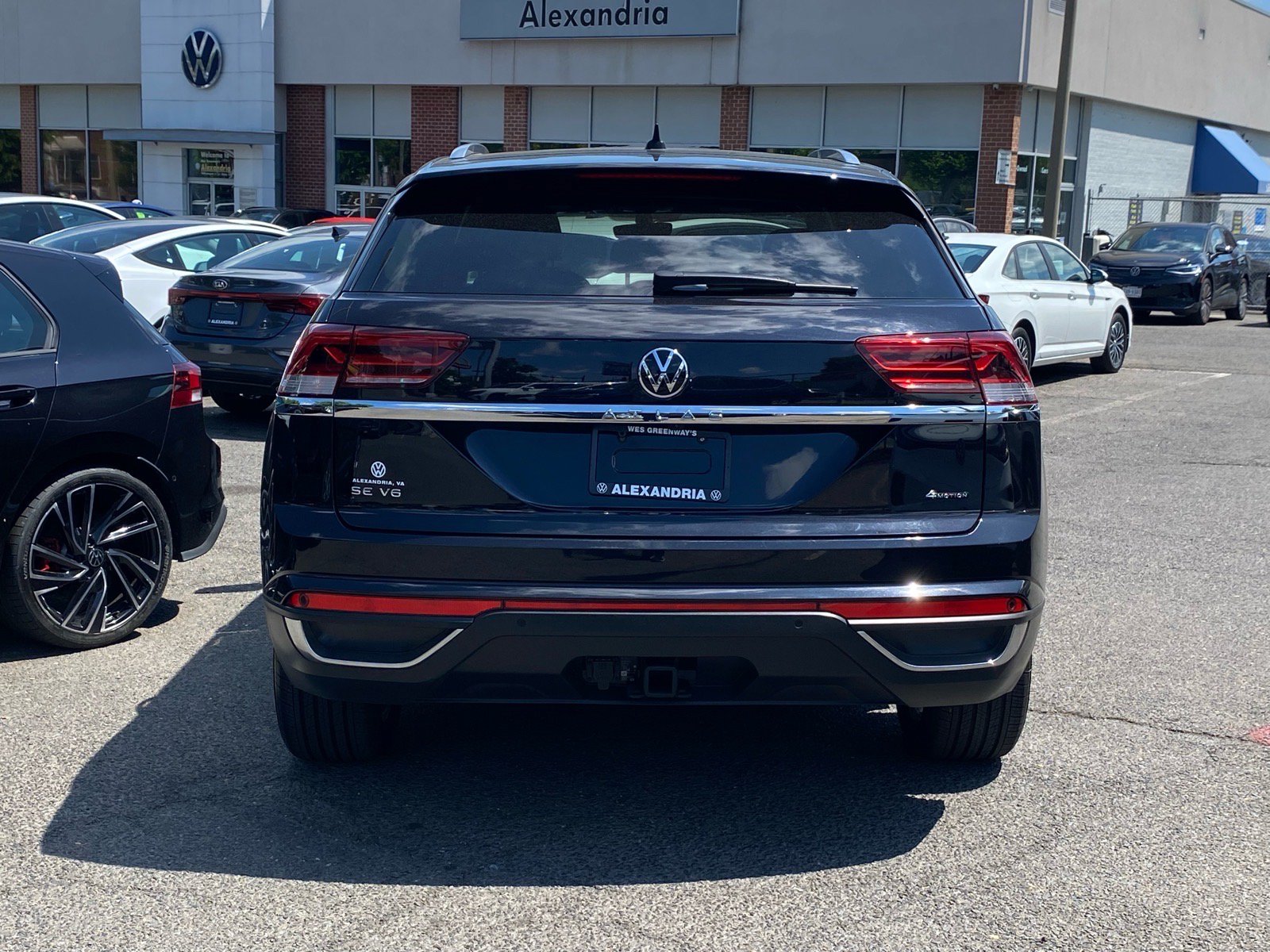 Certified 2023 Volkswagen Atlas Cross Sport SE w/ Panoramic Sunroof Package AWD/4WD image 4