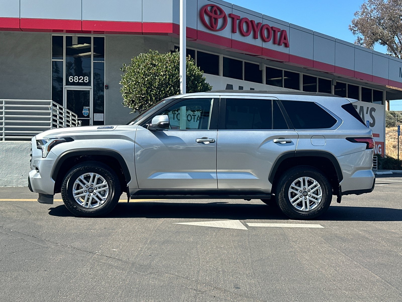Used 2026 Toyota Sequoia SR5 AWD/4WD image 2